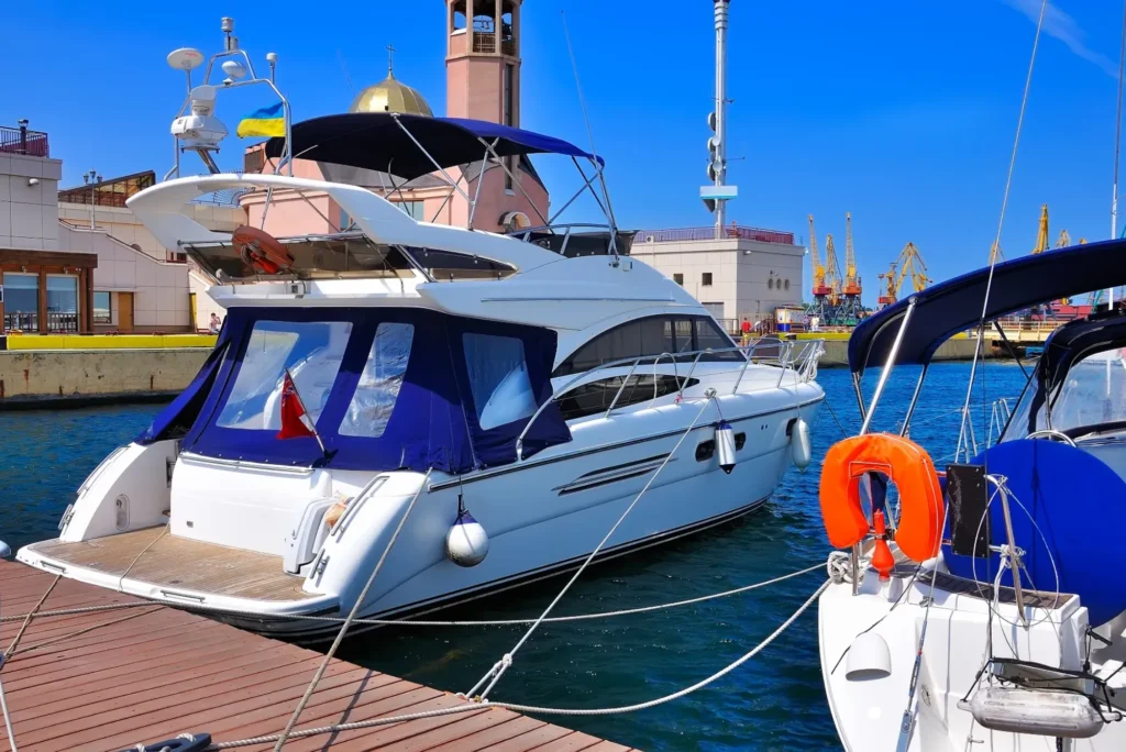 Which companies offer luxury boat tours in Dubai